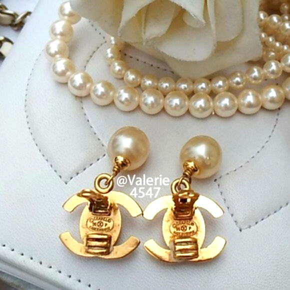 Elegant Vintage Chanel Clip-on Pearl Earrings! - Picture 6 of 6
